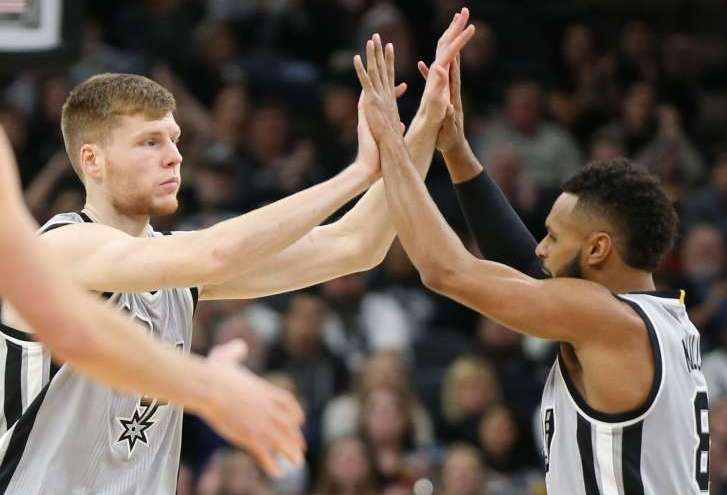 Bertānam 12 punkti saspringtā "Spurs" uzvarā pār "Raptors"