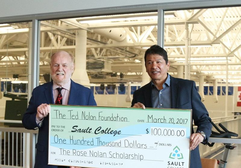Teds Nolans ziedo 100 000 dolāru indiāņu studentiem