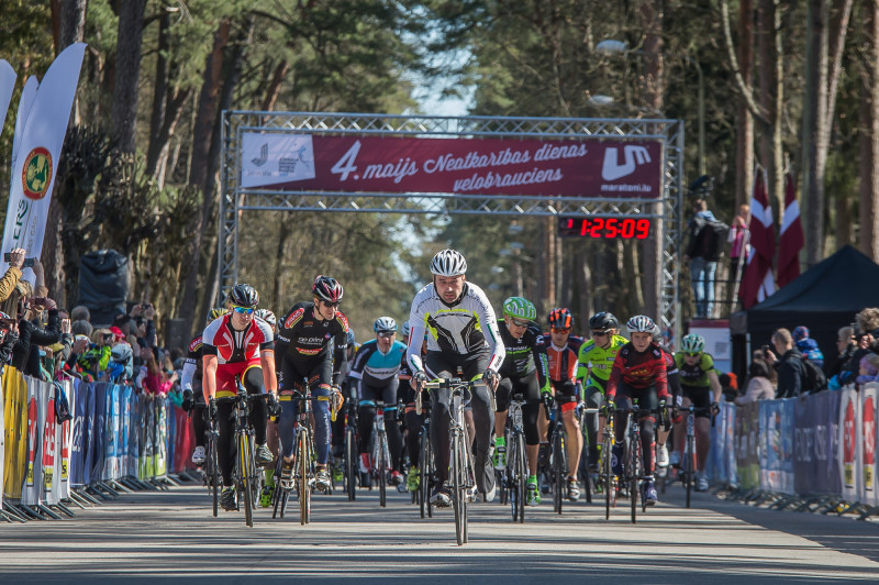 Ar krāšņām uzvarām Jūrmalā aizvadīts Neatkarības dienas velobrauciens