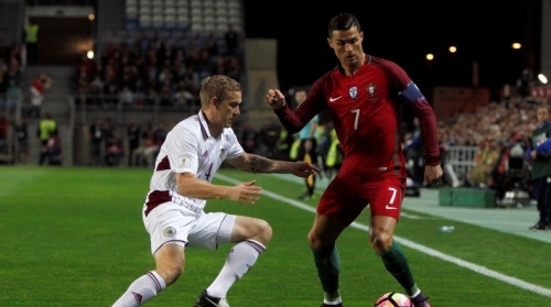 Rīgā lielais futbols: Latvija pret Eiropas čempioni un labāko spēlētāju pasaulē