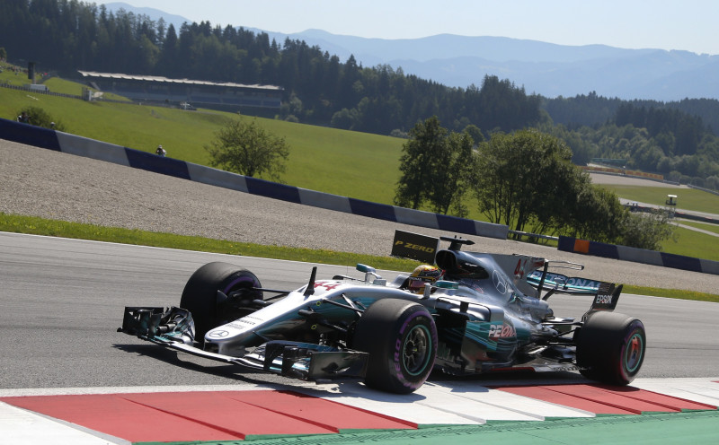 Hamiltons ātrākais pirmajā treniņā Austrijā, Fetels ieņem ceturto vietu