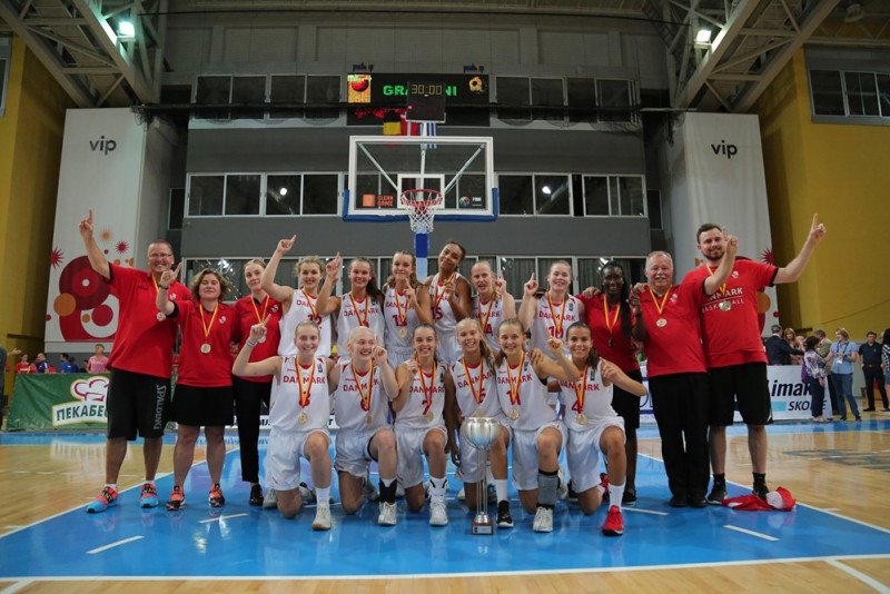 Dānijai vēsturiska zelta medaļa FIBA turnīrā un otrais brauciens uz A divīziju