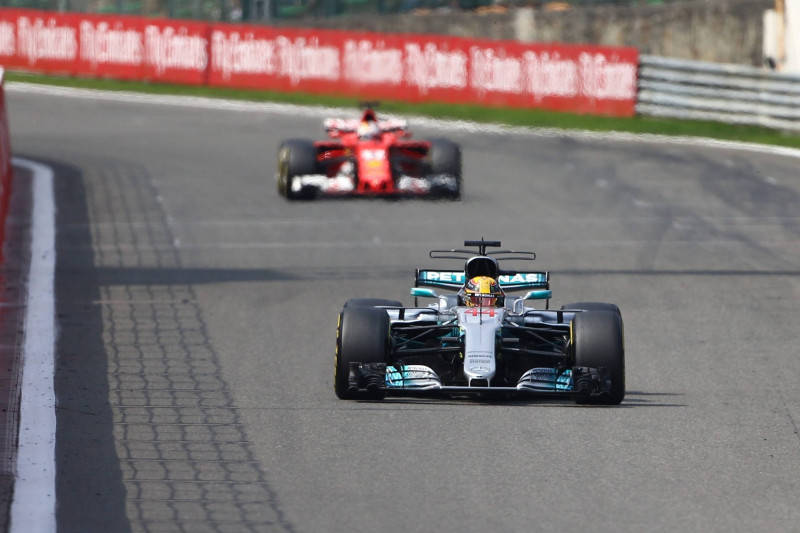 "Mercedes" drīkstēs lietot vairāk motoreļļas, "Ferrari" komandā trauksme
