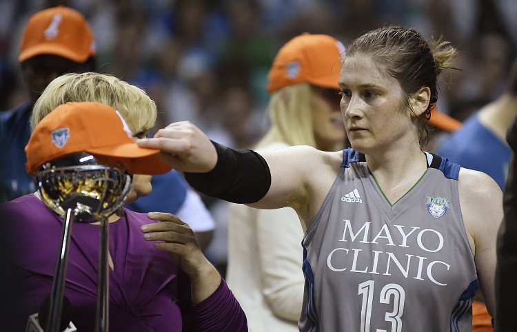 Visu laiku uzvarām bagātākā WNBA spēlētāja paziņo par karjeras beigām