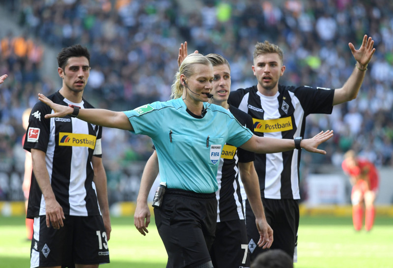 Menhengladbahas "Borussia" atvainojas Bundeslīgas tiesnesei par līdzjutēju uzvedību