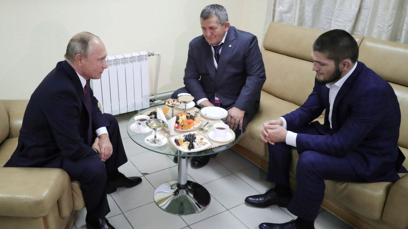 Putins lūdz Nurmagomedova tēvu nesodīt cīkstoni pārāk bargi