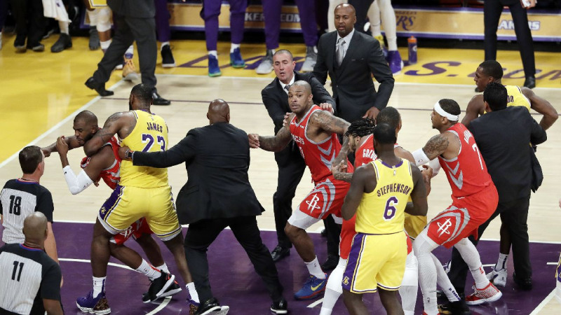 Dūres pa gaisu: Rondo, Pols un Ingrems sakaujas 'Lakers' zaudējumā "Rockets"