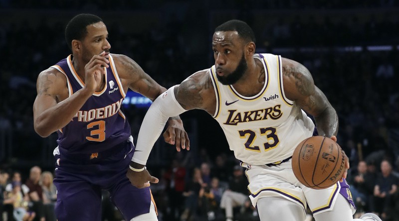 Losandželosas "Lakers" vēlas trīs komandu darījumā iemainīt Arizu