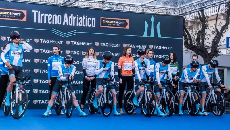 Neilands ar komandas biedriem gūst augsto devīto vietu "Tirreno – Adriatico" ievadā