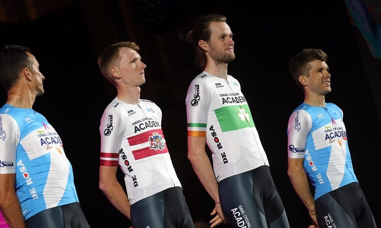 Neilands trešais starpfinišā "Giro d'Italia", kolumbiešu zvaigzne izstājas