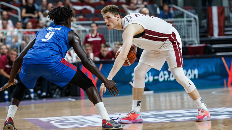 Artūrs Kurucs ārdās, taču Latvijas U19 basketbolisti piekāpjas Krievijai