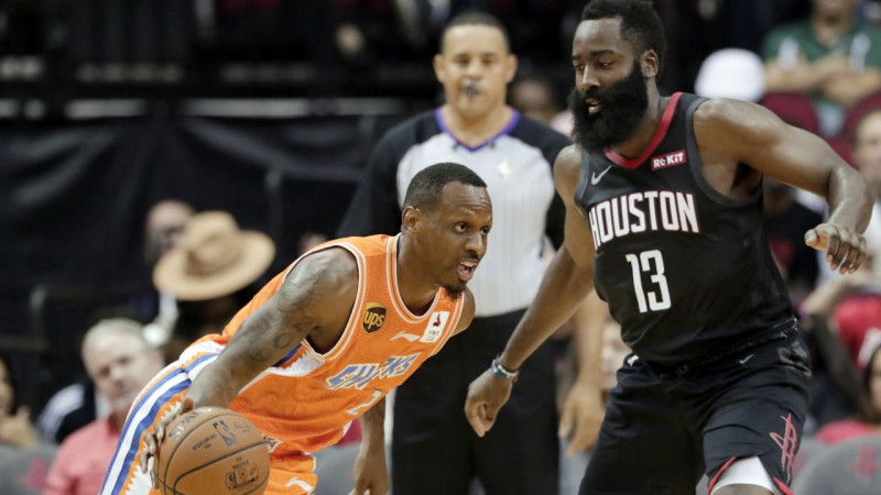 NBA pirmajā pārbaudes spēlē "Rockets" saplosa Motejūna komandu