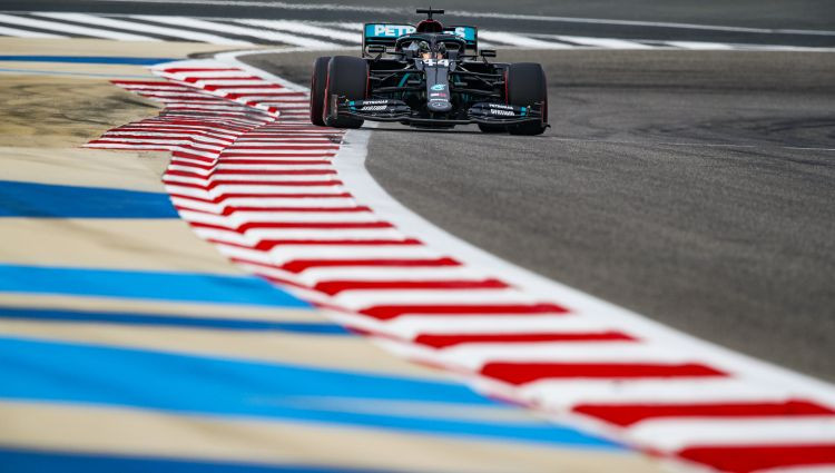 ''Mercedes'' dubultuzvara kvalifikācijā, Hamiltonam 98. karjeras ''pole position''