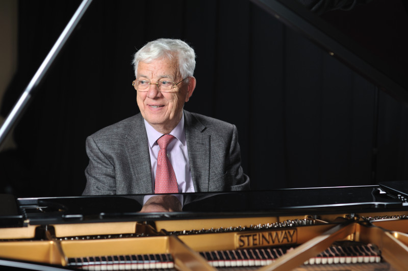 Maestro 85. jubilejā tiešsaistē no Koncertzāles “Cēsis” izskanēs  Raimonda Paula trio koncerts