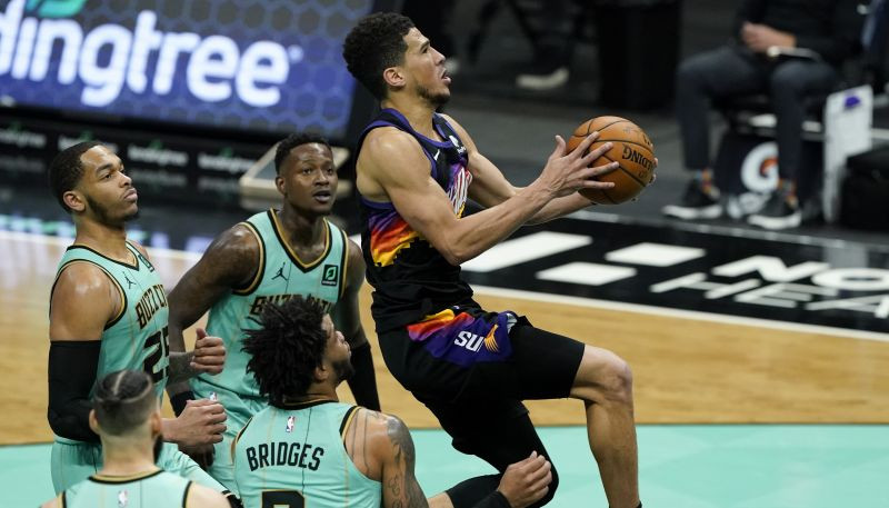 Bukeram 35 punkti uzvarā pret "Hornets"; "Lakers" pārspēj paretināto "Magic"