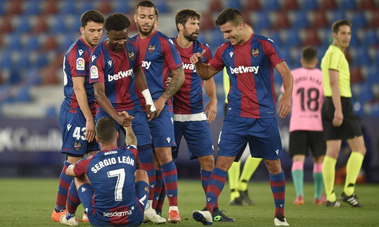 ''Barcelona'' zaudē pavedienu otrajā puslaikā un vērtīgus punktus cīņā par titulu