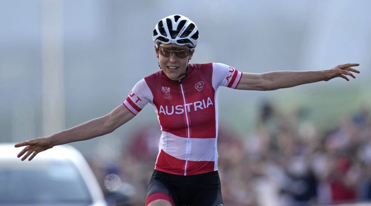 Austriete Kīzenhofere sensacionāli triumfē šosejas riteņbraukšanas grupas braucienā
