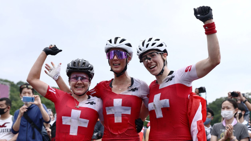 Kalnu riteņbraukšanā sievietēm Šveice aizņem visu olimpisko goda pjedestālu