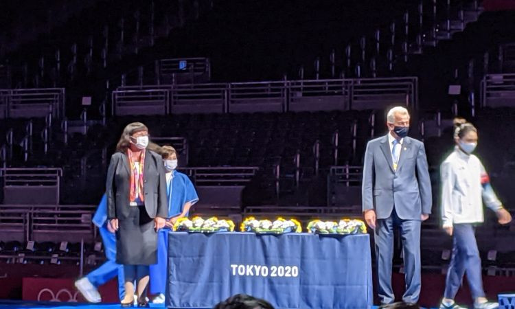 Paukošanas federācijas prezidente Āze kā pirmā no latvietēm pasniedz medaļas OS
