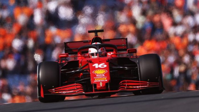 Hamiltons izraisa sarkanos karogus, "Ferrari" piloti ātrākie