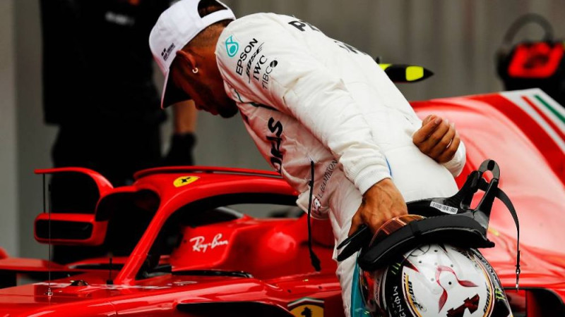 "Ferrari" komanda apsvērusi iespēju nolīgt Hamiltonu