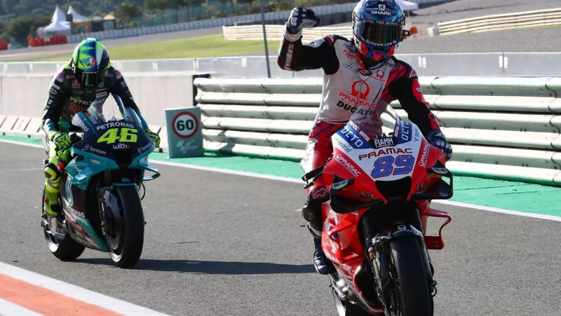 "MotoGP" kvalifikācijā avarē abi "Ducati" braucēji, pole izcīna debitants Martins