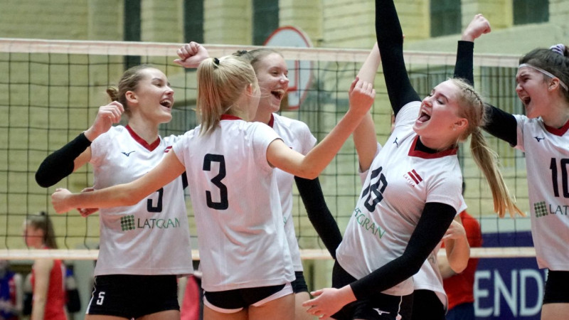 Latvijas U17 volejbolistes uzvar pirmajā setā, taču zaudē Baltkrievijai