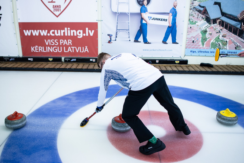 Junioru kērlingistiem pasaules čempionātā pirmā uzvara, sagraujot Honkongu