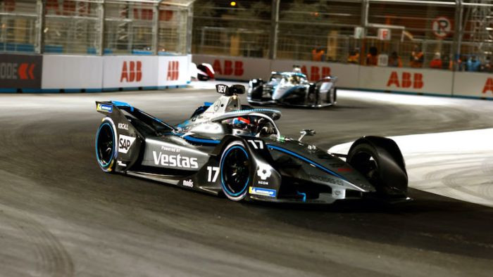 "Formula E" sezonas pirmajā posmā "Mercedes" dubultuzvara un Džiovinaci izgāšanās