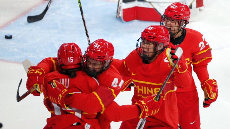 Ķīnas hokejistes sagādā Japānai pirmo zaudējumu olimpiskajā turnīrā
