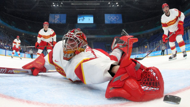 Ķīnai vīriešu OS hokeja debijā kāviens no ASV, Kanāda sagrauj vicečempioni