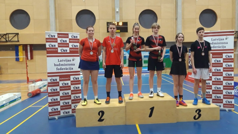 Latvijas čempionātā jauniešiem un junioriem badmintonā sadalīti pirmie septiņi medaļu komplekti