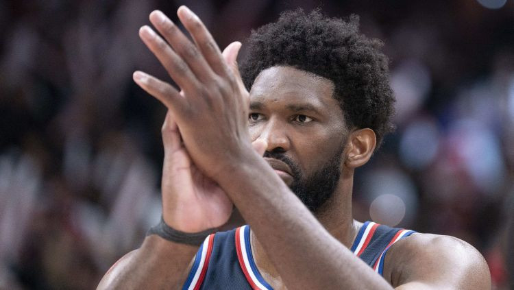 "76ers" zvaigzni Embīdu un "Grizzlies" treneri Dženkinsu soda par tiesnešu kritizēšanu