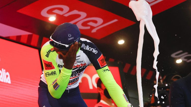 Posma uzvarētājs svinībās ar šampanieša korķi savaino aci un izstājas no "Giro d'Italia"