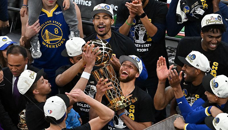 "Warriors" izcīna septīto NBA titulu komandas vēsturē, Karijs pirmo reizi MVP