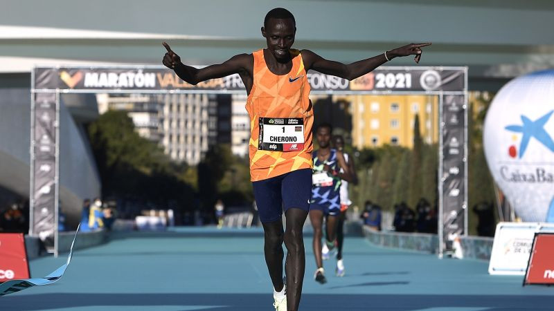 Dienu pirms starta pasaules čempionātā diskvalificē Kenijas maratona zvaigzni Čerono
