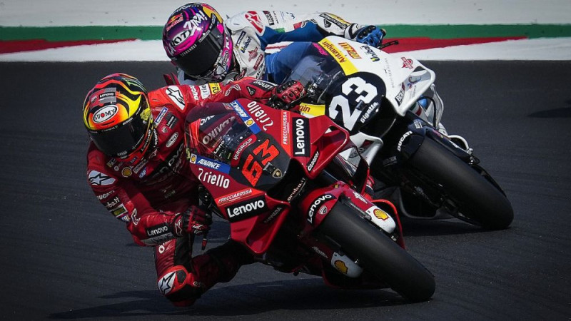 "MotoGP" pēdējā apļa drāmā Bastianini apdzen Banjaju un izcīna uzvaru