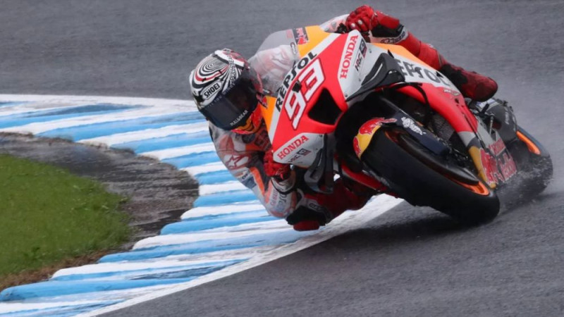 "MotoGP" lietus kvalifikācijā Japānā negaidīti triumfē Markess