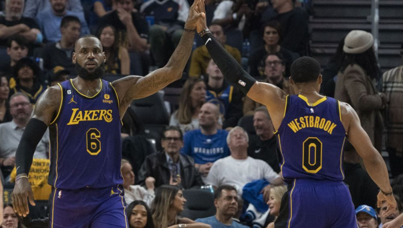 Spēles un maiņas darījuma meklējumos: ''Lakers'' sezonu sākusi bezcerīgi