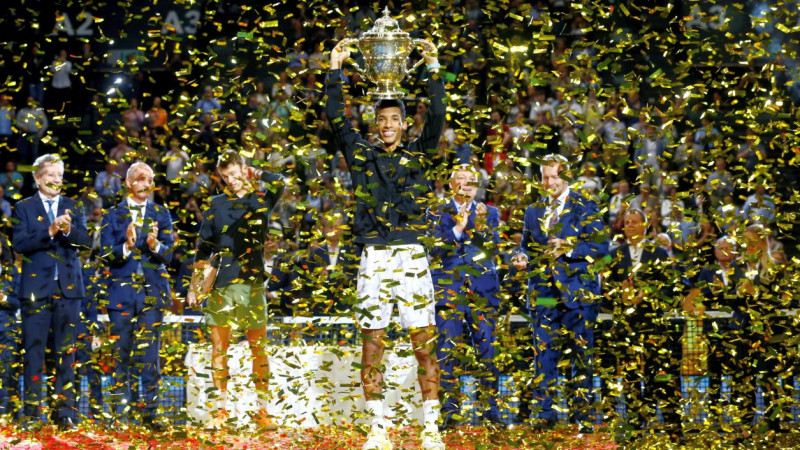 Ožē-Aljasims triumfē Bāzelē un izcīna trešo titulu trijās nedēļās, Medvedevs gavilē Vīnē