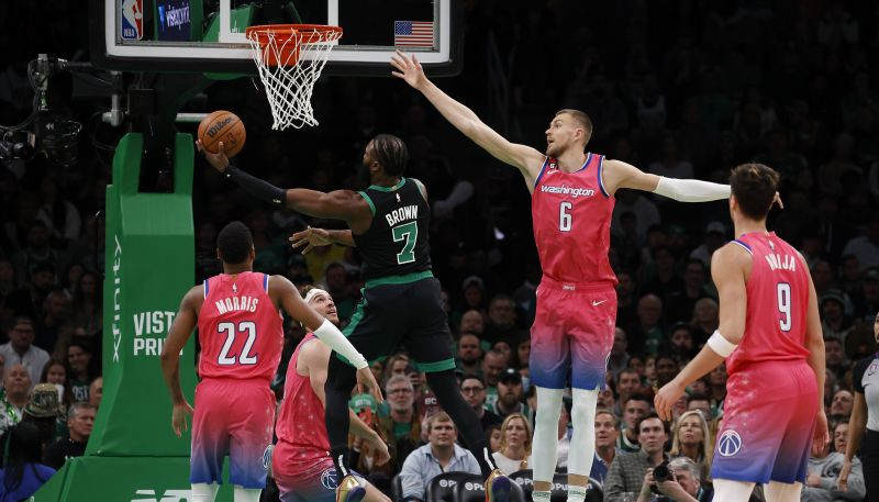 Porziņģim 21 punkts, "Wizards" nespēj atspēlēties un piekāpjas "Celtics"