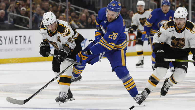 Girgensona "Sabres" pagarinājumā izrauj uzvaru pār NHL līderi "Bruins"