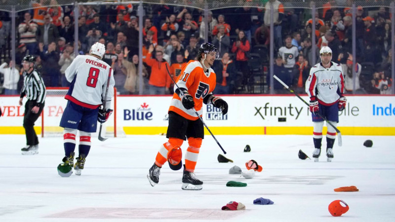 Koneknijam hat-trick "Flyers" uzvarā, "Maple Leafs" izšķirošie vārti galotnē