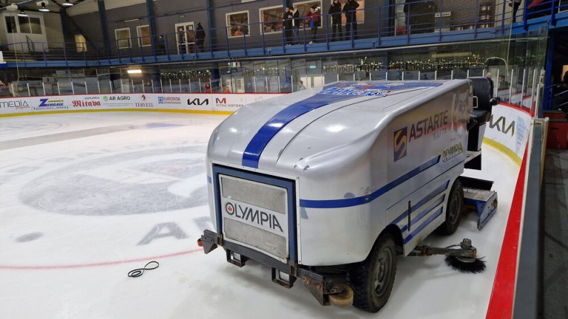 Nenovākta ripa sabojā ledus kombainu: atcelta OHL spēle Jelgavā