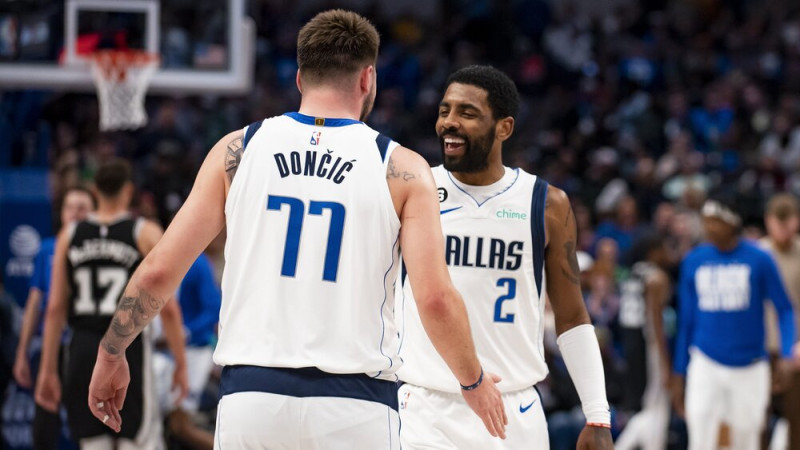 Dončičs un Ērvings kopā iemet 82 punktus ''Mavericks'' uzvarā pār ''76ers''