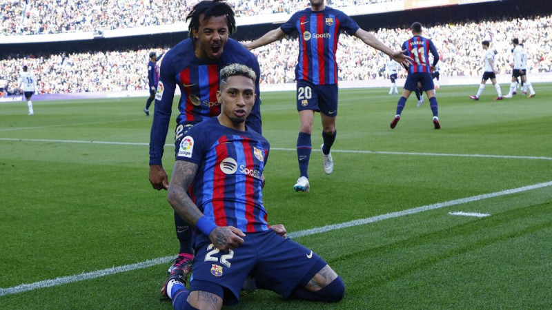 ''Barcelona'' iztur pusstundu mazākumā un uzvar, ''Real'' zaudē punktus Seviljā