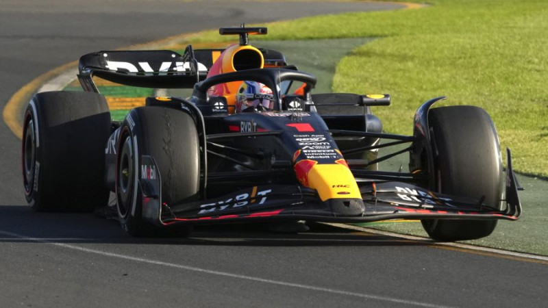 Trakā trīs sarkano karogu sacīkstē Austrālijas F1 uzvaru izcīna Verstapens