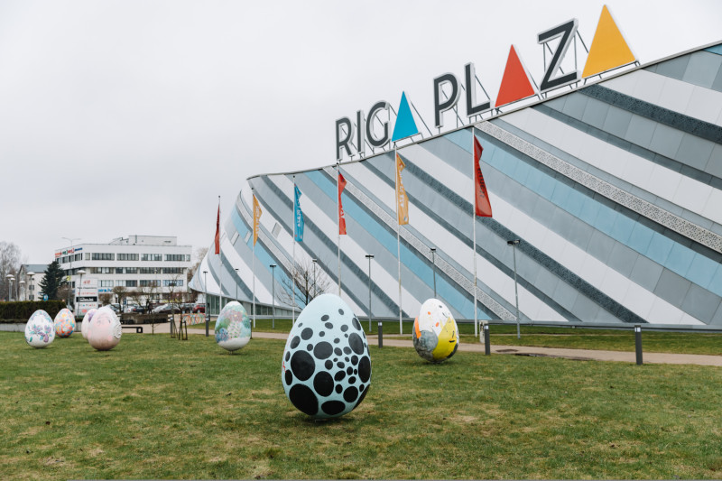 Jaunie mākslinieki radījuši lielformāta Lieldienu olu izstādi pie Rīga Plaza