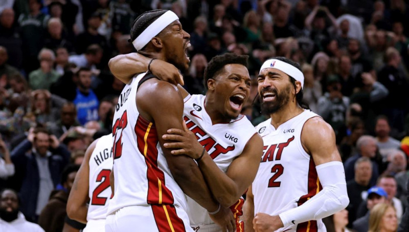 ''Knicks'' un ''Heat'' soļo tālāk, ''Warriors'' svarīga uzvara izbraukumā