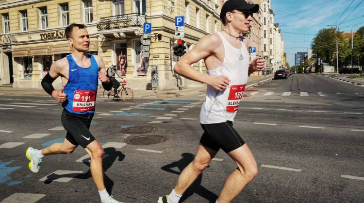 Rīgas maratonā triumfē Raščevskis un Krūmiņa, pusmaratonā - Serjogins un Marhele